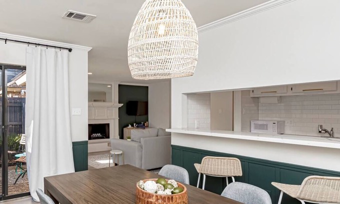 South Baton Rouge Condo | Cozy Condo in Health District|Modern Design|Safe