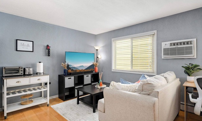 Lyn-Lake Apartment | Cozy Condo in Vibrant Location!