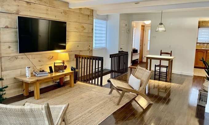 Longueuil Condo | Cozy condo near downtown Montreal. Close to all amenities!