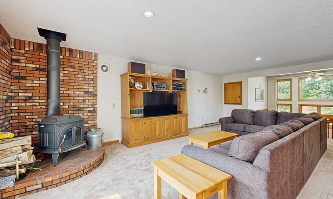 Bartlett Condo | Cozy Condo with Shared Pool, High-Speed WiFi, W/D, Partial AC, & Wood Stove
