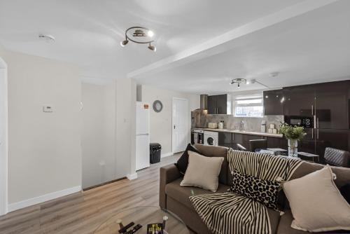 Stamford Hill Apartment | Cozy & Contemporary 2-BR Flat Near Shops & Transit