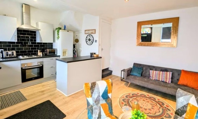 Leeds House | Cozy Corner Retreat by Eason Stays | Close to Burley Park | Free Parking