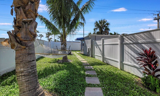 Delray Beach House | Cozy Cottage 5 Min to Beach – Perfect for Couples