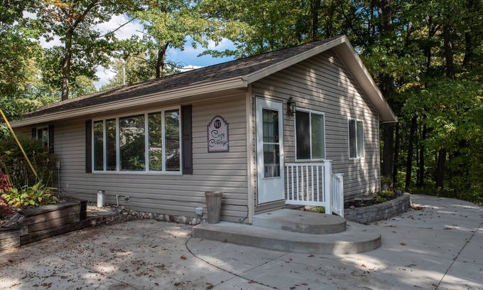 Harrison House | Cozy Cottage! All Sports Budd Lake near boat launch & neighborhood beach.