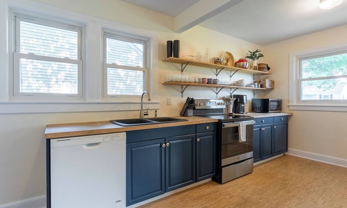 Greenwood House | Cozy Cottage | Fenced yard | Fire Pit!