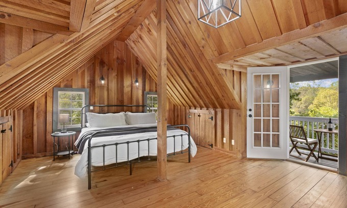 Woodfin Cabin | Cozy Cottage for Two - Asheville, NC