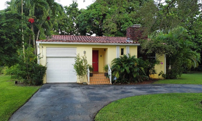 Miami Springs House | Cozy Cottage in Miami Springs/Doral area. nHuge backyard with a pool and BBQ