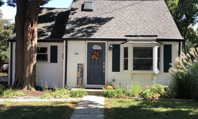 Clinton Cottage | Cozy cottage near downtown Clinton, Marina & Hammonasset Park