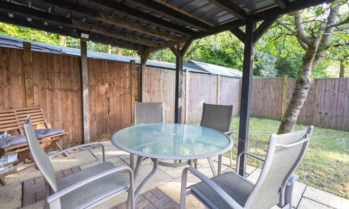 Watford Apartment | Cozy Cottage Near Fields & Harry Potter Studios