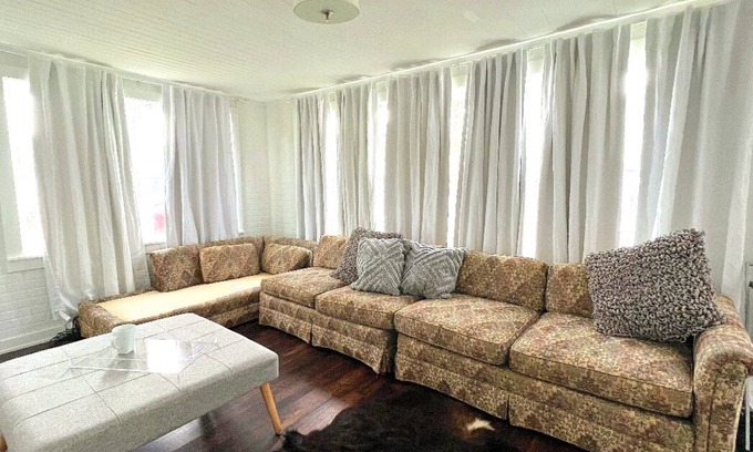 Navy Point Cottage | Cozy Cottage/One Block Away FromWater!