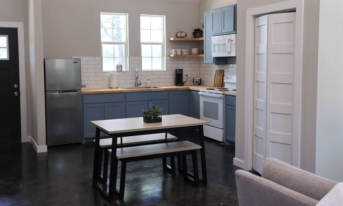 Zavalla Cottage | Cozy cottage situated on 8 acres of private land- 5 minutes from the lake!