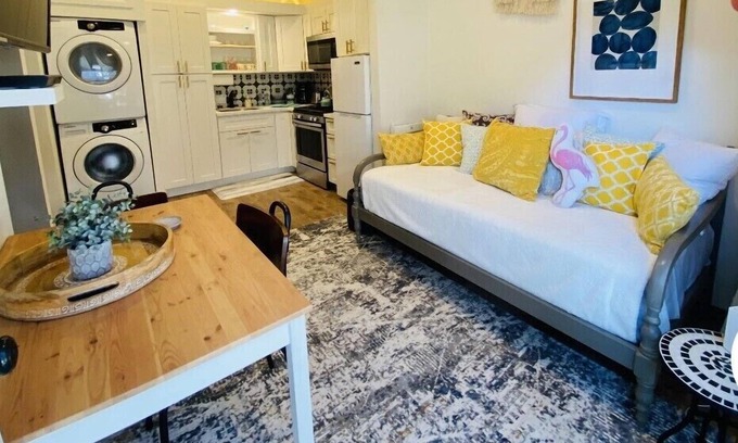 Southwest Anaheim Cottage | Cozy Cottage Spa Tub