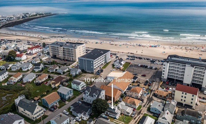 Hampton House | Cozy Cottage Steps from Hampton Beach, Sleeps 6, 2 car parking!