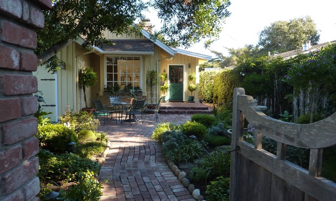 Carmel Point House | Cozy Cottage near the Sea and Carmel Beach