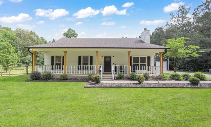 Blanchard Cottage | Cozy Cottage w/Pool, Hot Tub, Game room and Hiking Trails near Lake Livingston