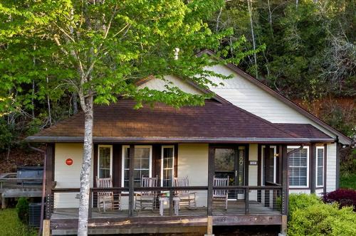 Robbinsville House | Cozy Cottage with a Jacuzzi in the Snowbird Mountain Range with Views of Lake Santeetlah, North Carolina