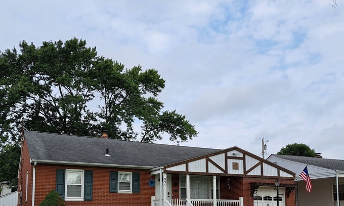 Hamilton House | Cozy Cottage With A Pool