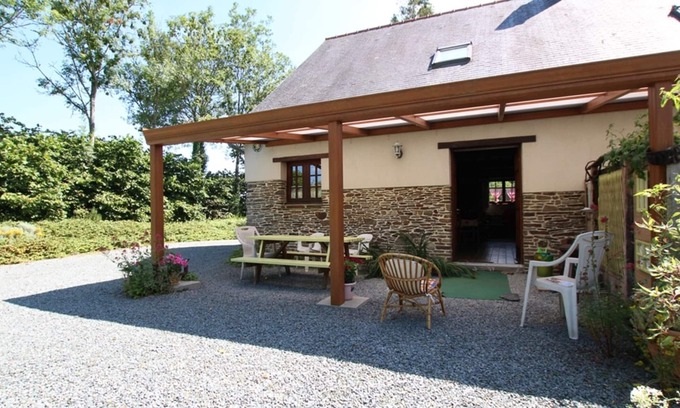 Bourgvallees Cottage | Cozy Cottage with Garden, BBQ, Fireplace & WiFi near Saint-Lô