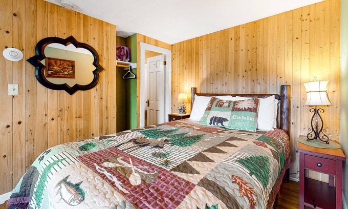 Thornton Cabin | Cozy cottage with WiFi, kitchenette, pool & peaceful acreage