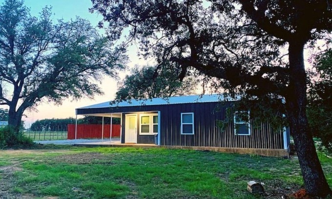 Comanche House | Cozy Country Barndo with 3 bedroomd 1bath