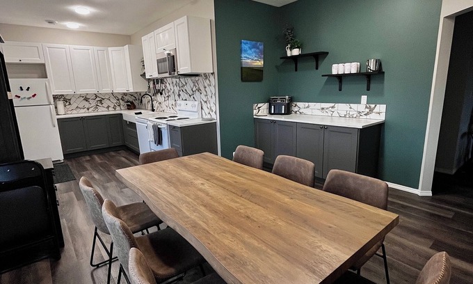 Markerville House | Cozy Country Bungalow about 5 minutes from Sylvan Lake!