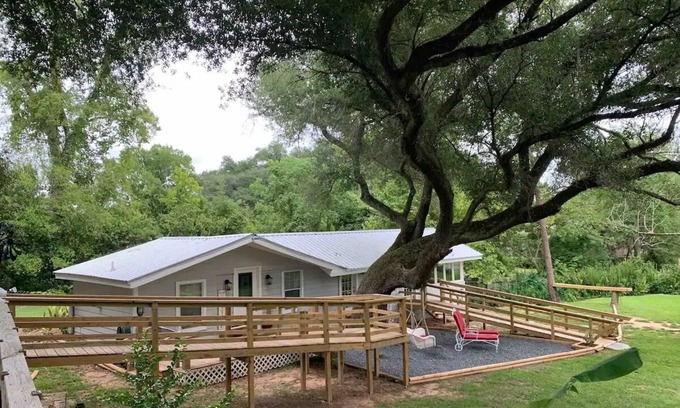 Natchitoches Cottage | Cozy Couples Cottage with access to Hot Tubb.nn