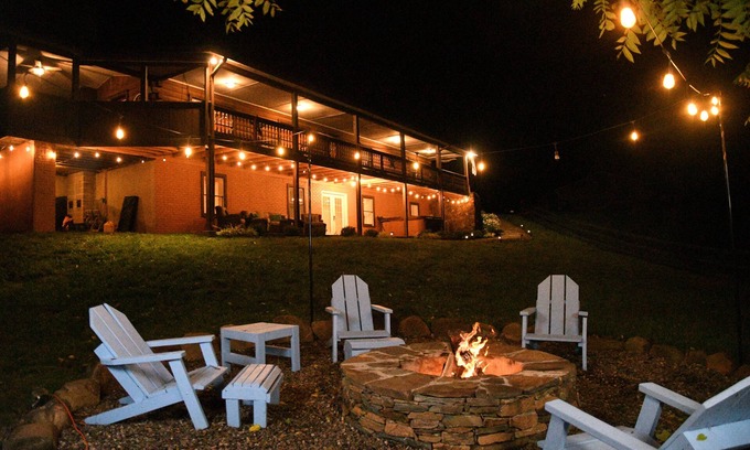 Round Hill Cabin | Cozy Creekside Cabin with Great Room/Hot Tub