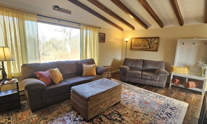 Huntingdon House | Cozy Creekside Retreat – Near Raystown Lake!