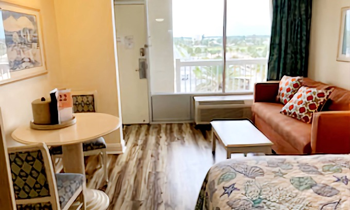 Ortona Park Condo | Cozy Daytona King Deluxe Studio w/kitchen