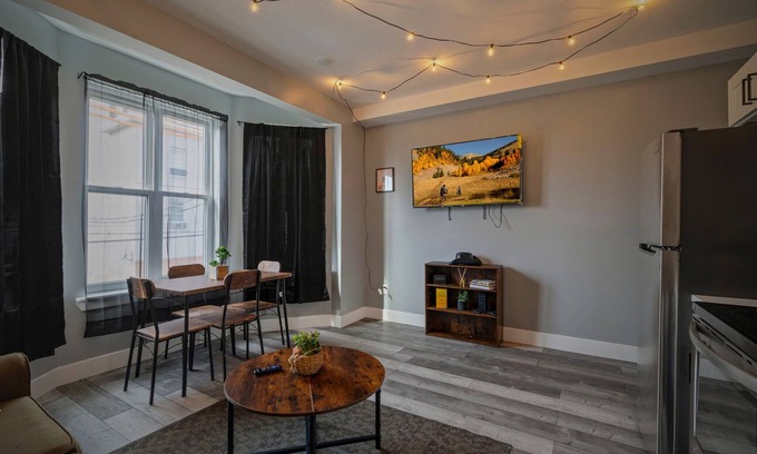 West Philadelphia Apartment | Cozy Desert Den 10Min Downtown & 6Min Brewerytown w/huge shower & full kitchen!