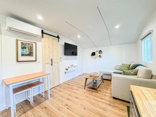 Calabasas House | Cozy Designer Guesthouse with Style - RE