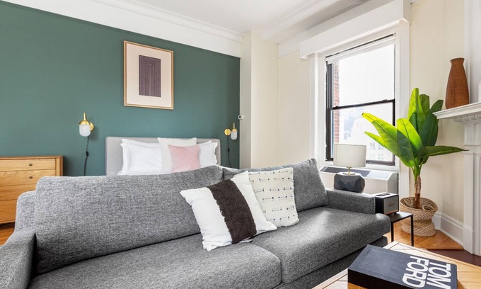 Theatre District Apartment | Cozy Downtown Studio w/W/D, Doorman, nr. Boston Common. by Blueground