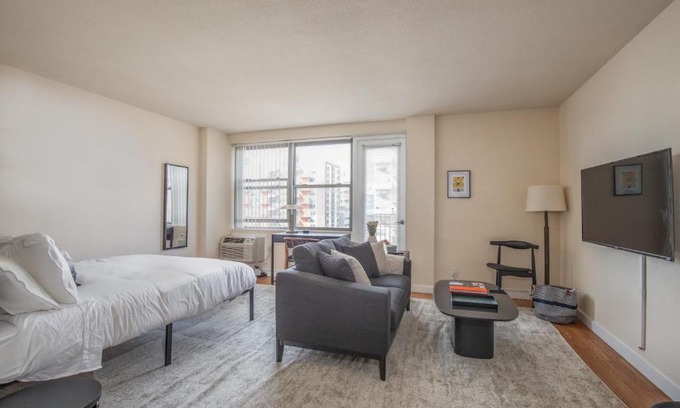 Downtown West Apartment | Cozy DT Studio with Balcony by Zencity