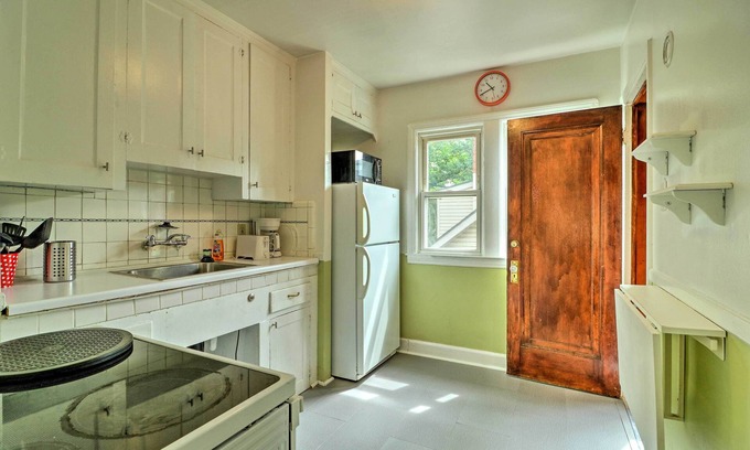 Ferndale Apartment | Cozy Duplex: Half Mi to Magic Bag & Woodward Ave!