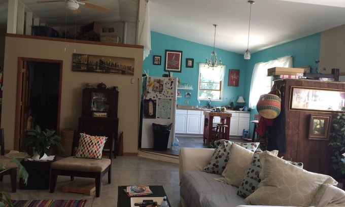 Troy Grove House | Cozy & eclectic bungalow 20 minutes from Starved Rock & Matthiessen Park