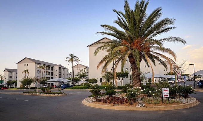 Greater Johannesburg Metropolitan Area Apartment | Cozy Escape: 2 Bedroom Apartment. Sleeps 4. Centrally located. Family-friendly.