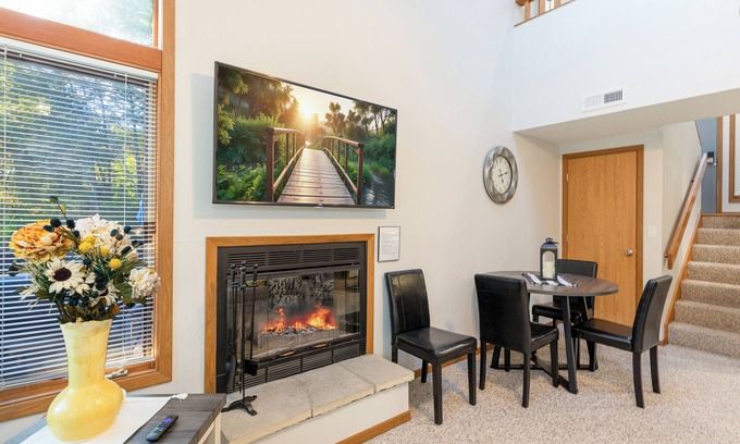 The Galena Territory Condo | Cozy Fall Golf View Retreat | 2 King Bed Suites, Fireplace & Pool Access