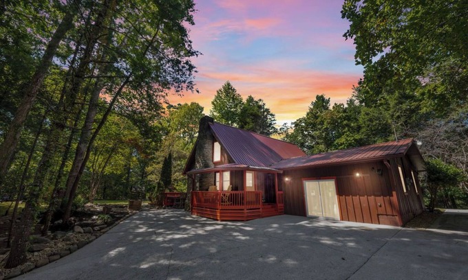 Rocky Grove Cabin | Cozy Family Cabin in charming Smoky Mountain- Pets allowed