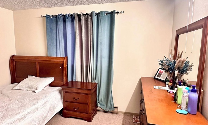 Winnipeg Apartment | Cozy Family-Friendly 1BR Apartment/Downtown Free Parking,Wi-Fi, Balcony,Laundry