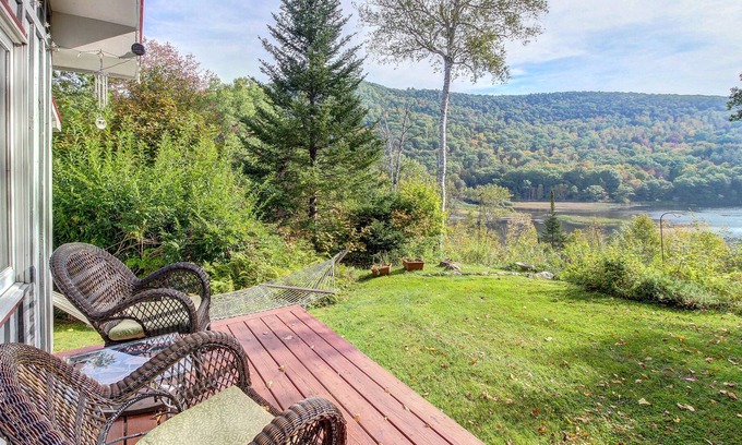 Plymouth Cottage | Cozy Family-friendly Cabin with Amazing Lake Views & Deck - Close to Slopes