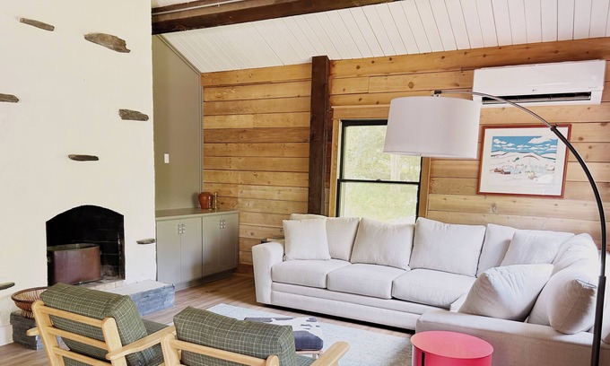 Stowe Hollow Ski Chalet | Cozy, family-friendly chalet near hiking and skiing. Pet-friendly.