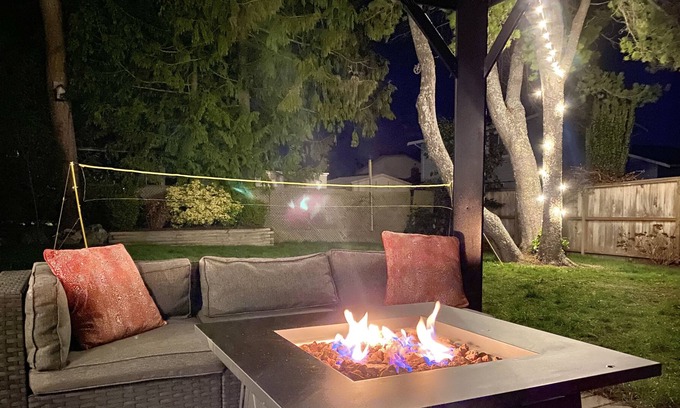 Saanich West House | Cozy Family Getaway! 5 Bedroom & Fenced Backyard