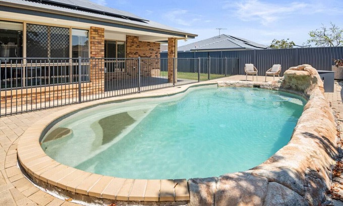 Marsden House | Cozy Family Home near Shops & Transport | W/Pool