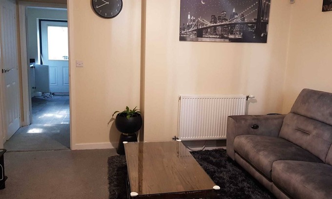 Newark upon Trent House | Cozy Family-sized Home Close to Shops, Forest Views, Stunning Location Free Wifi