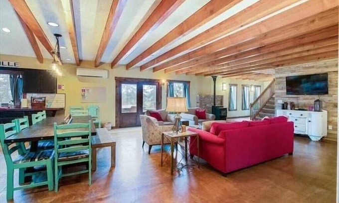 McMinnville Other | Cozy Farm Stay | Mins to Downtown Mac | Petey the Donkey