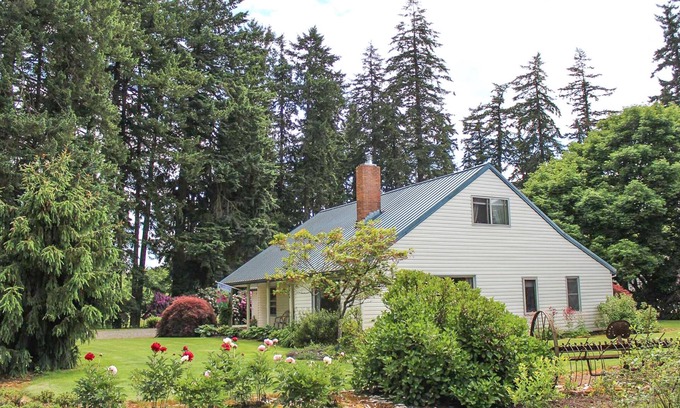 Hubbard House | Cozy Farmhouse on 40 Acre Hazelnut Orchard in Wine Country