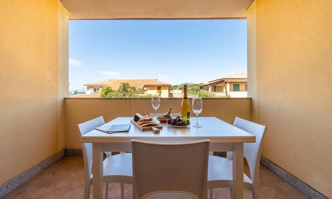 Pirotto Li Frati Apartment | Cozy flat just steps from Baia delle Mimose