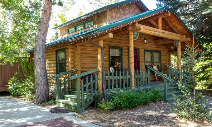 Sandy Cottage | Cozy Forest Cottage