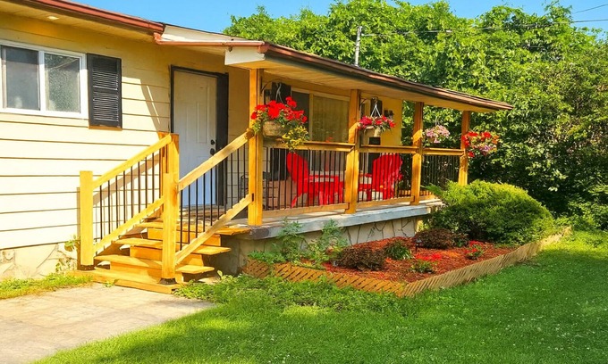 Jacksons Point Cottage | Cozy Fountain Cottage