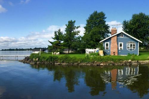 Fremont House | Cozy Fremont Cottage on Lake Poygan and Fishing Dock